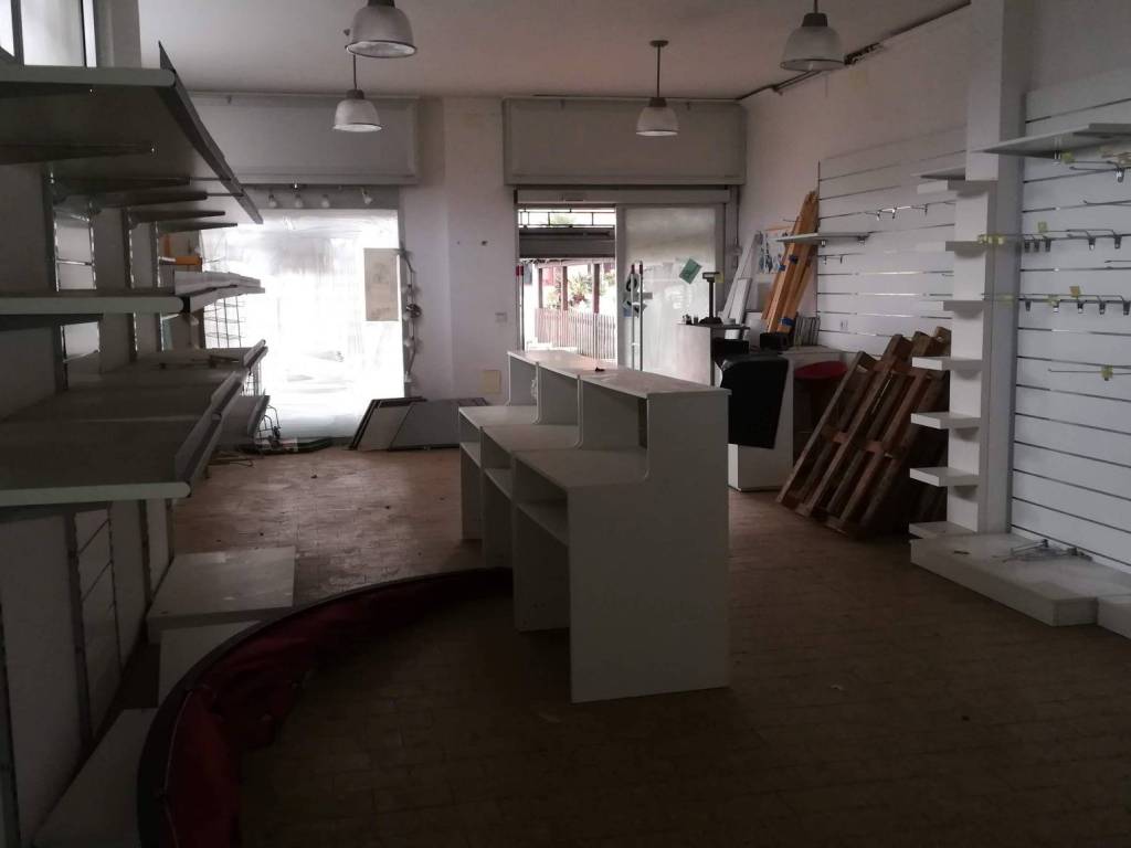negozio in vendita ad Ardea in zona Lido dei Pini