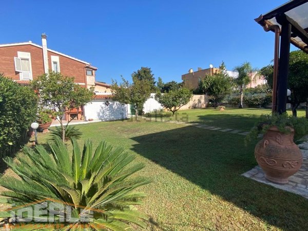 casa indipendente in vendita ad Ardea in zona Colle Romito