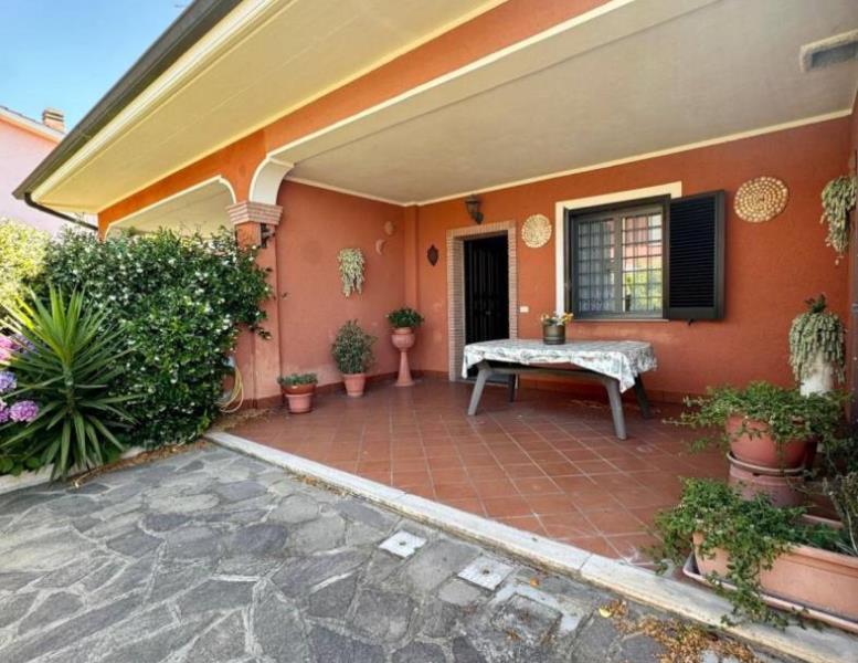 casa indipendente in vendita ad Ardea in zona Marina di Ardea