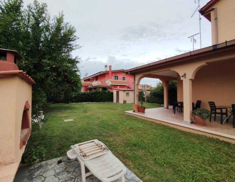 casa indipendente in vendita ad Ardea in zona Marina di Ardea