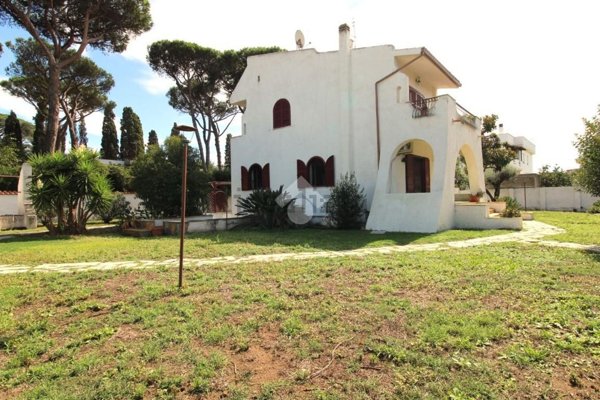 casa indipendente in vendita ad Ardea in zona Lido dei Pini