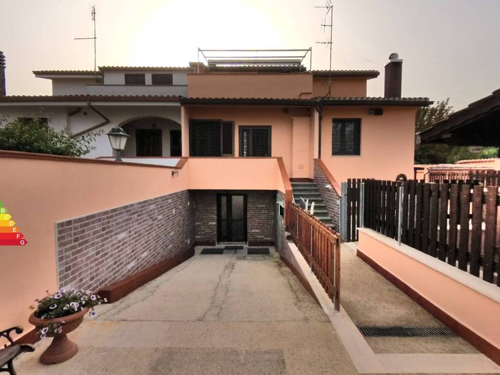 casa indipendente in vendita ad Ardea in zona Banditella