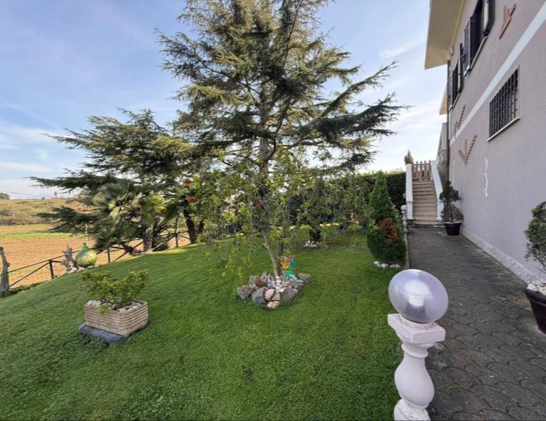 casa indipendente in vendita ad Ardea in zona Castagnetta