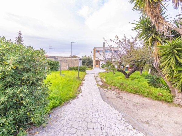 casa indipendente in vendita ad Ardea in zona Colle Romito