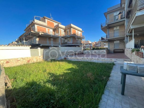 appartamento in vendita ad Ardea in zona Marina di Ardea