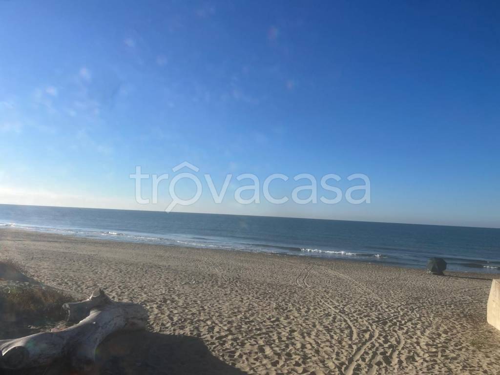 appartamento in vendita ad Ardea in zona Marina di Ardea