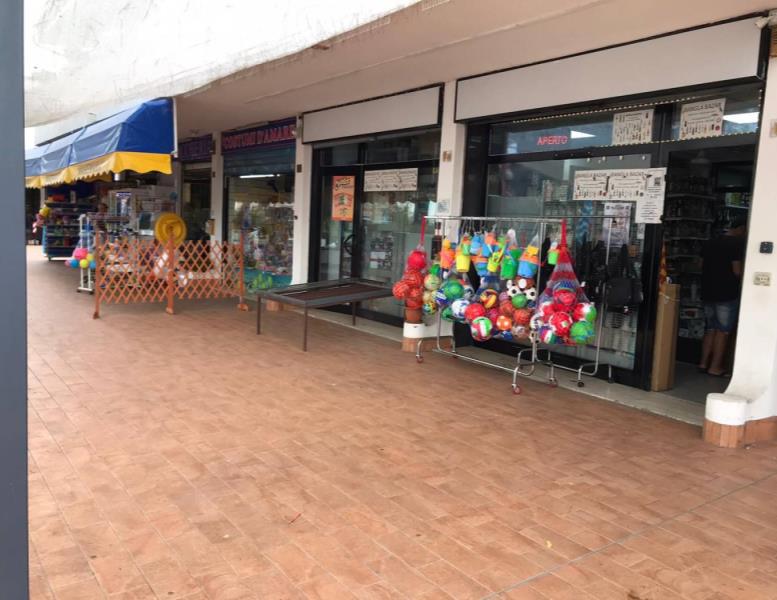 negozio in vendita ad Ardea in zona Marina di Ardea