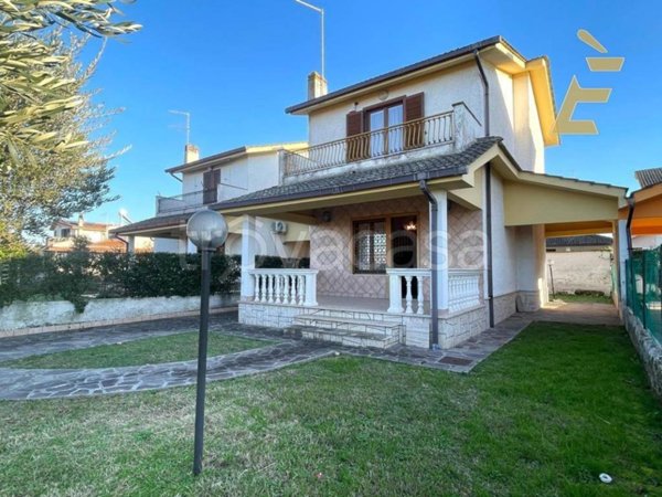 casa indipendente in vendita ad Ardea in zona Lido dei Pini