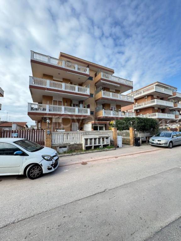 appartamento in vendita ad Ardea in zona Marina di Ardea