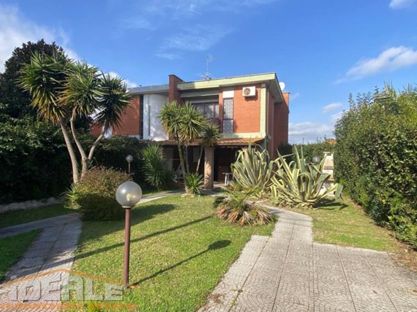 casa indipendente in vendita ad Ardea in zona Colle Romito