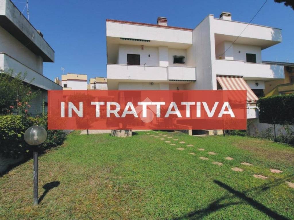 casa indipendente in vendita ad Ardea in zona Lido dei Pini