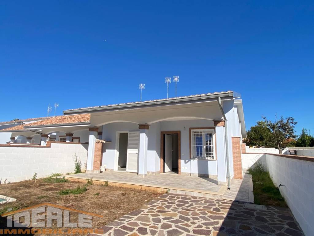 casa indipendente in vendita ad Ardea in zona Lido dei Pini