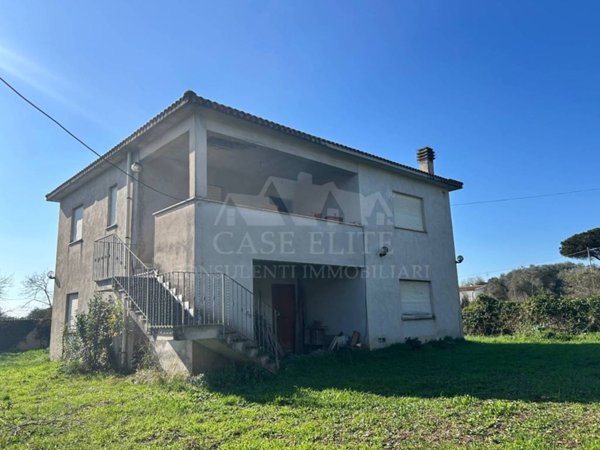 casa indipendente in vendita ad Ardea in zona Castagnetta