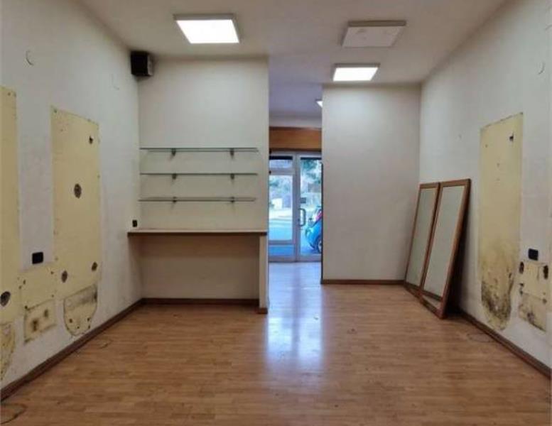 locale commerciale in vendita ad Ardea