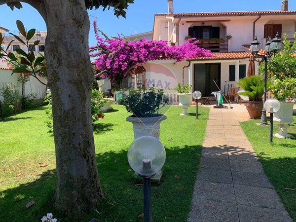 casa indipendente in vendita ad Ardea in zona Marina di Ardea