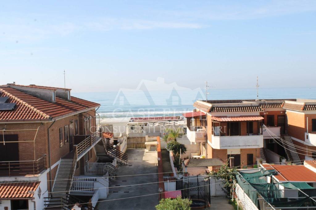 appartamento in vendita ad Ardea in zona Marina di Ardea