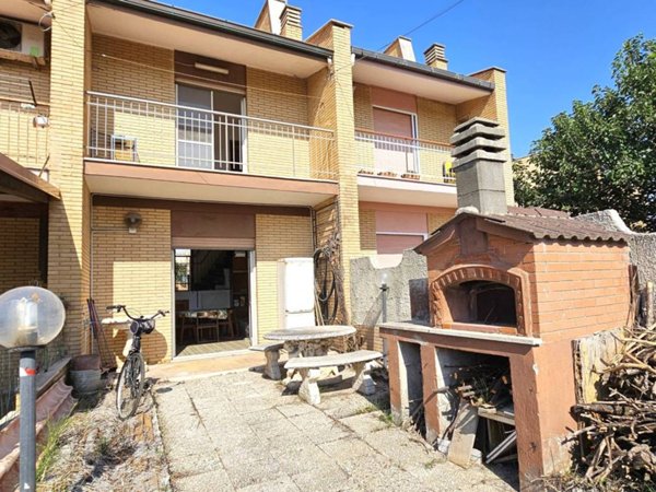 villa in vendita ad Ardea in zona Marina di Ardea