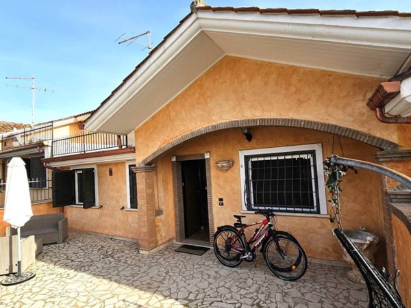 villa in vendita ad Ardea in zona Marina di Ardea