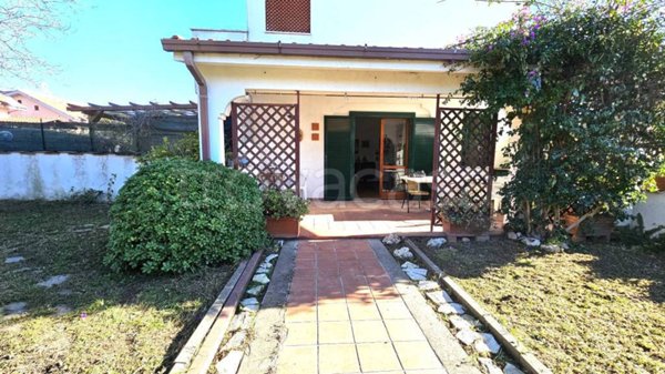 casa indipendente in vendita ad Ardea in zona Nuova California