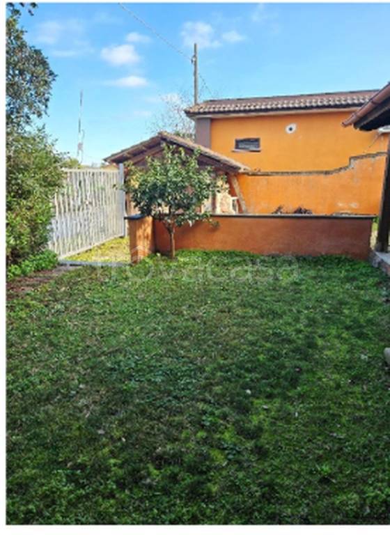 casa indipendente in vendita ad Ardea in zona Lido dei Pini