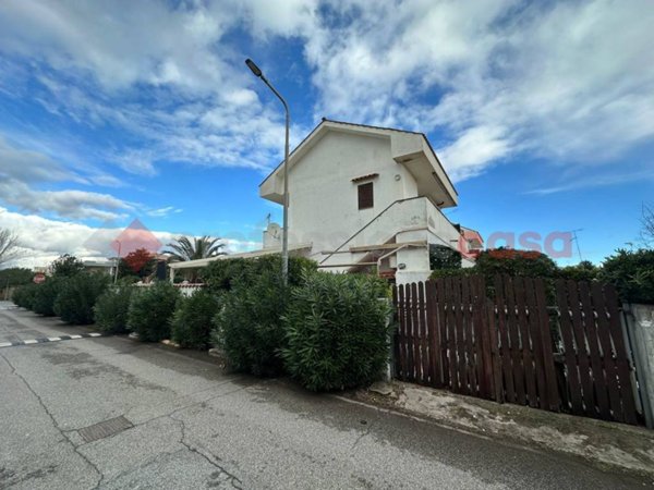 appartamento in vendita ad Ardea in zona Marina di Ardea