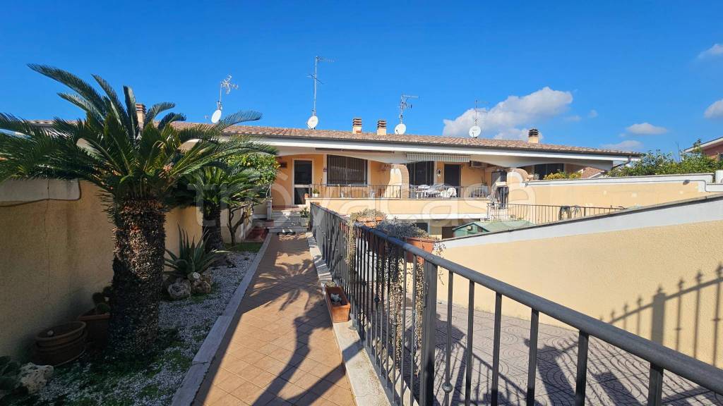 casa indipendente in vendita ad Ardea in zona Marina di Ardea