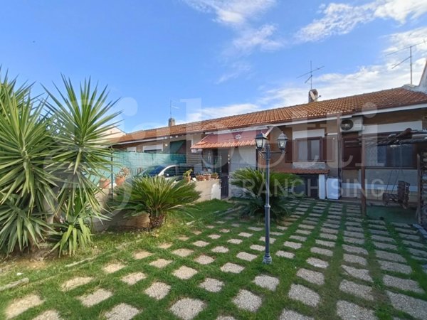casa indipendente in vendita ad Ardea in zona Colle Romito
