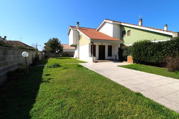 casa indipendente in vendita ad Ardea in zona Lido dei Pini