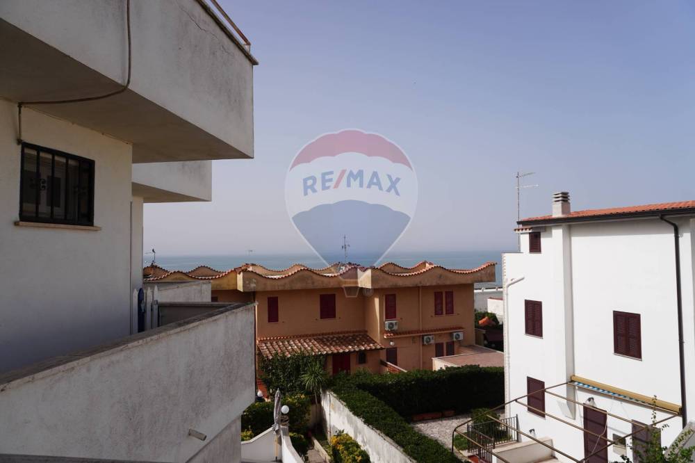 appartamento in vendita ad Ardea in zona Marina di Ardea