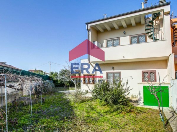 casa indipendente in vendita ad Ardea in zona Marina di Ardea