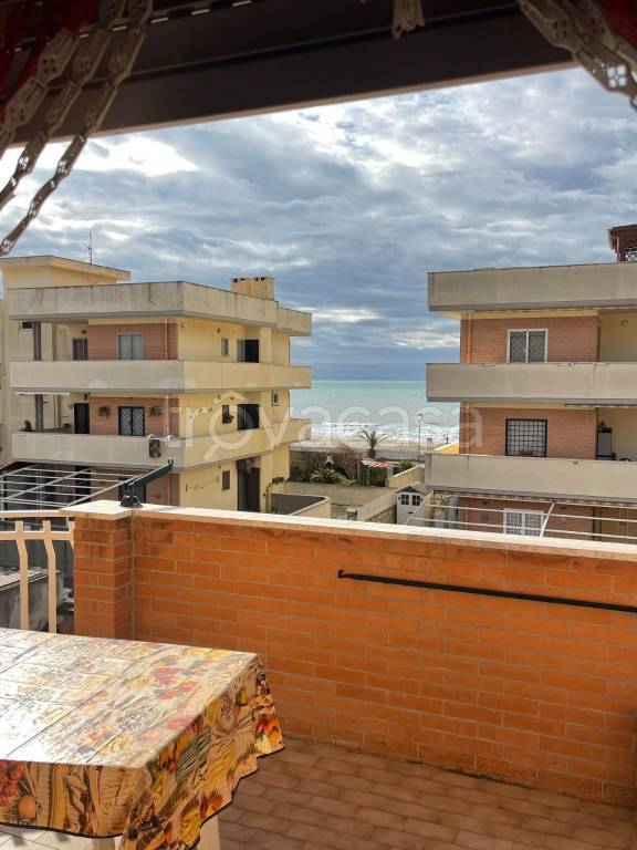 appartamento in vendita ad Ardea in zona Marina di Ardea