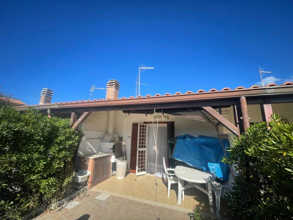 casa indipendente in vendita ad Ardea in zona Marina di Ardea