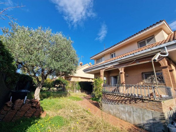 casa indipendente in vendita ad Ardea in zona Colle Romito