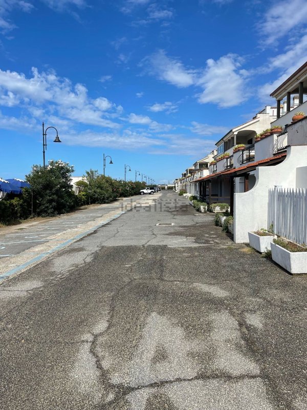 appartamento in vendita ad Ardea in zona Marina di Ardea
