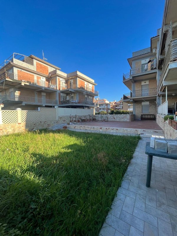 appartamento in vendita ad Ardea in zona Marina di Ardea