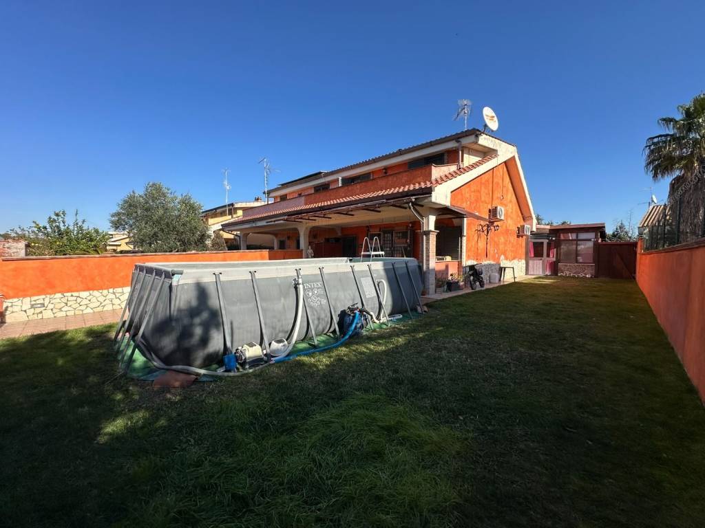 casa indipendente in vendita ad Ardea in zona Marina di Ardea