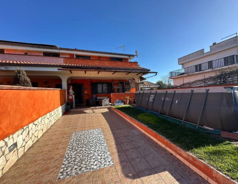 casa indipendente in vendita ad Ardea in zona Marina di Ardea
