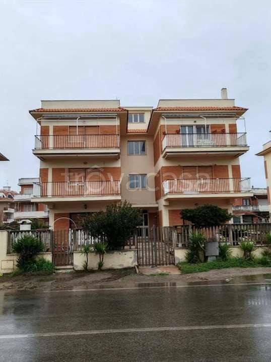 appartamento in vendita ad Ardea in zona Marina di Ardea