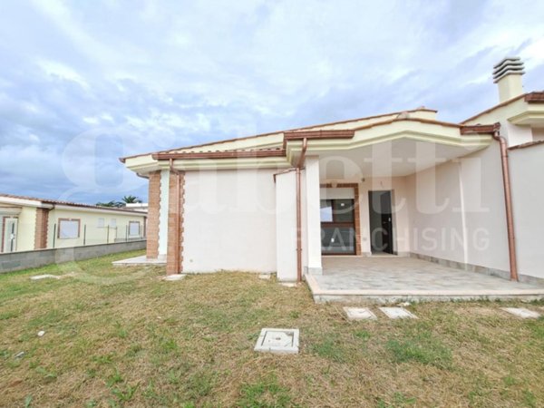 casa indipendente in vendita ad Ardea in zona Marina di Ardea