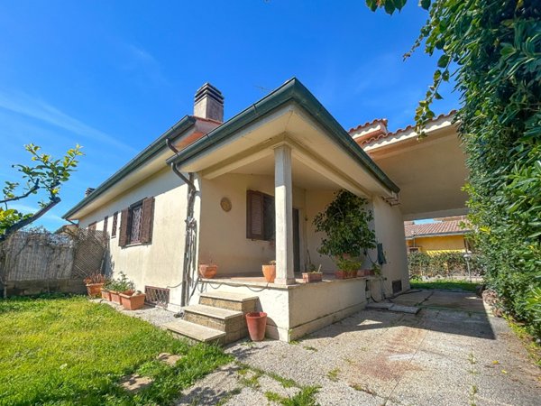 casa indipendente in vendita ad Ardea in zona Banditella