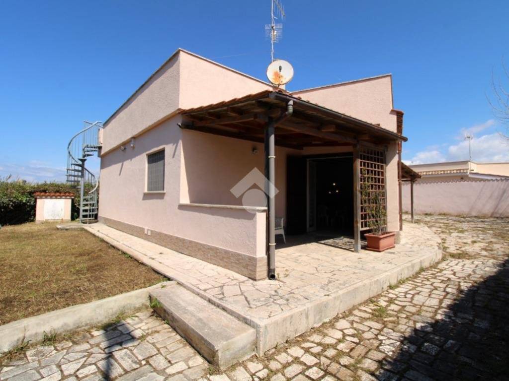 casa indipendente in vendita ad Ardea in zona Colle Romito