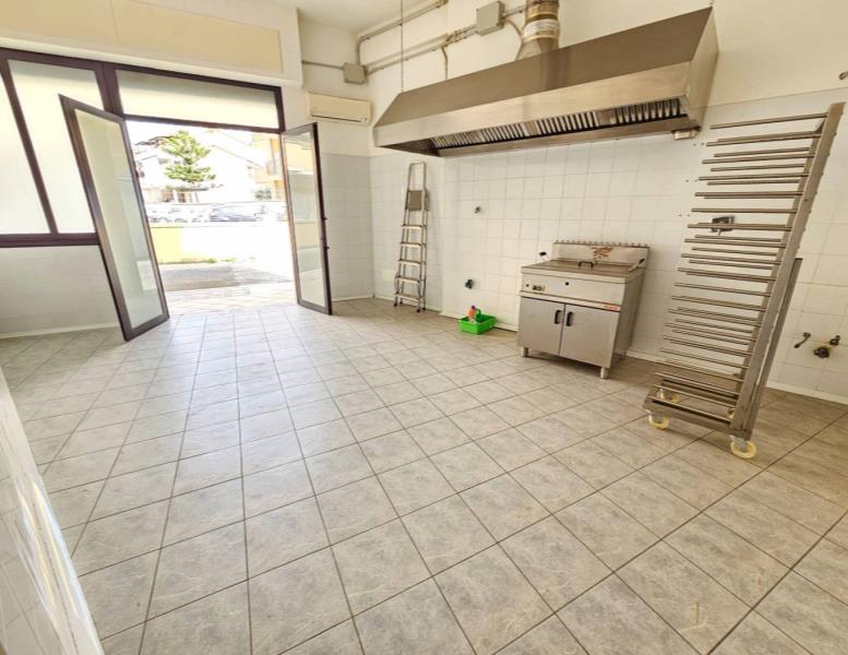 locale commerciale in vendita ad Ardea