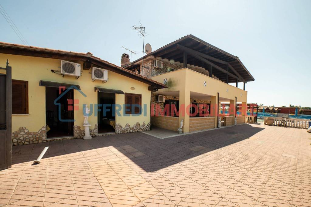 casa indipendente in vendita ad Ardea in zona Castagnetta