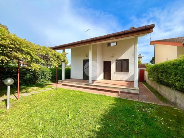 casa indipendente in vendita ad Ardea in zona Lido dei Pini