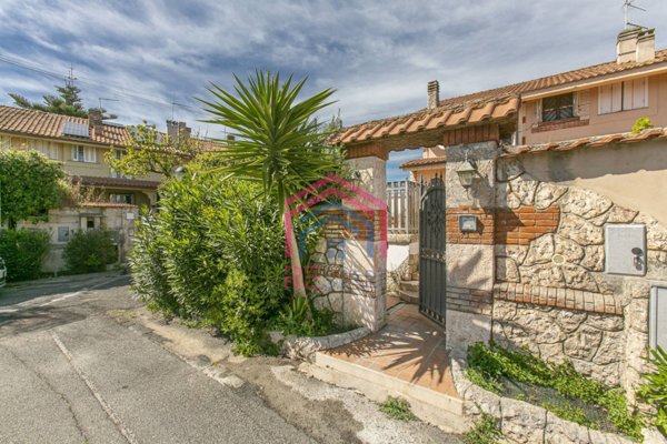 casa indipendente in vendita ad Ardea in zona Marina di Ardea