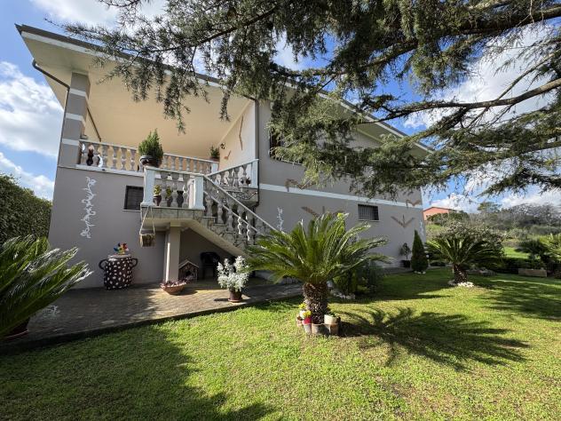 casa indipendente in vendita ad Ardea in zona Castagnetta