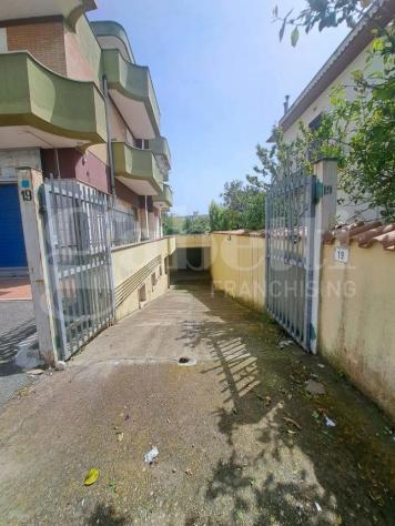 locale commerciale in vendita ad Ardea