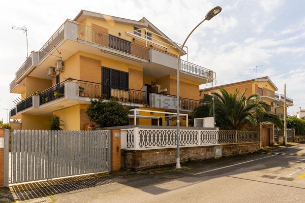 appartamento in vendita ad Ardea in zona Marina di Ardea