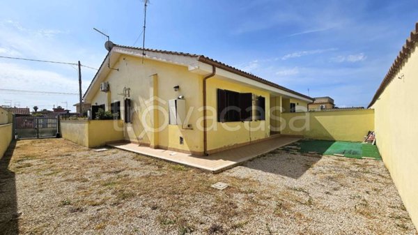casa indipendente in vendita ad Ardea in zona Marina di Ardea