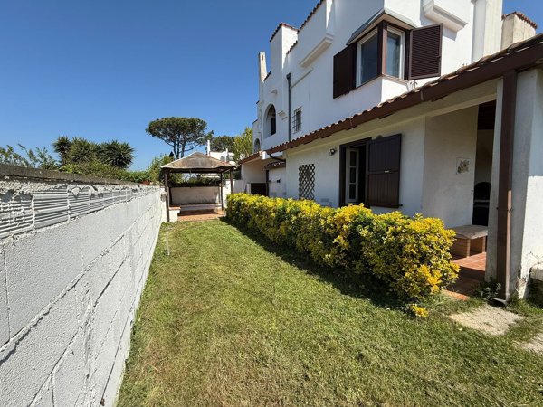 appartamento in vendita ad Ardea in zona Lido dei Pini